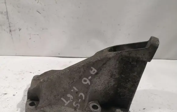 Engine mounting bracket