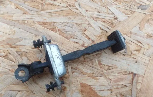 Hyundai i30 Front door check strap stopper