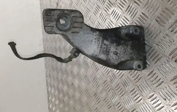 BMW 5 E60 E61 Engine mounting bracket 6777056