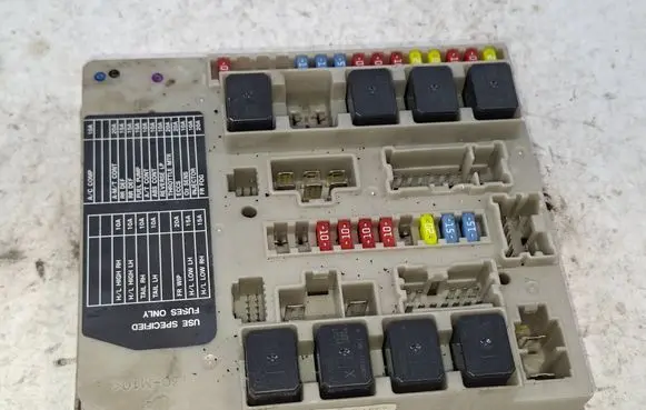 Nissan Note (E11) Fuse module 284B7AX61A R1669 8D30