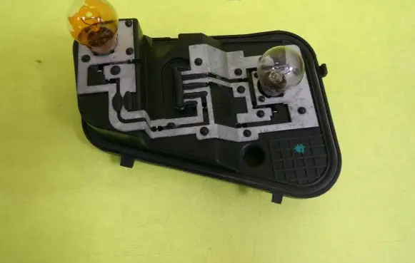 Volkswagen Touareg I Tail light bulb cover holder