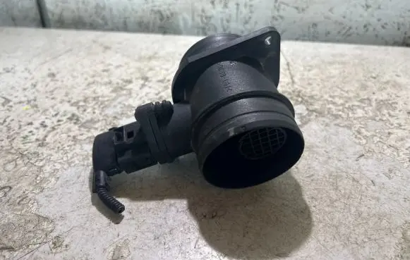Volkswagen Golf V Mass air flow meter 038906461B 0281002531