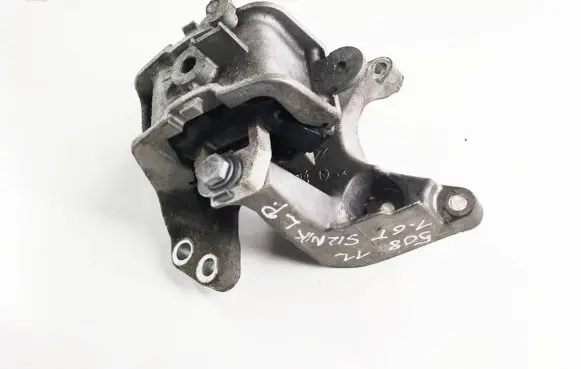 Engine mount vacuum valve
