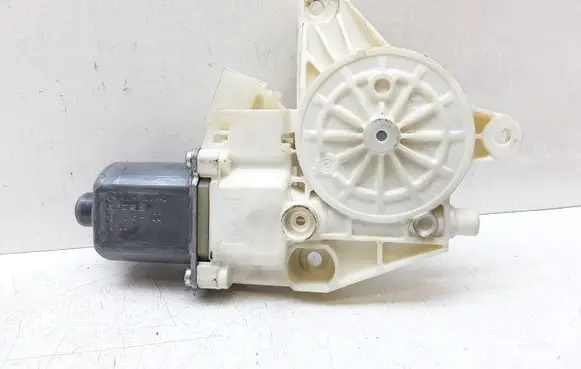 Mercedes-Benz C W204 Front door window regulator motor A2048200242