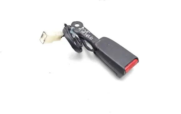 Mitsubishi Montero Front seatbelt buckle