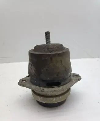 Volkswagen Touareg I Engine mount bracket 7L0199131A