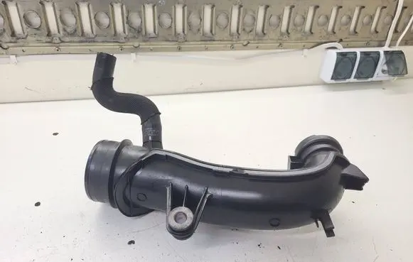 Opel Vivaro Turbo air intake inlet pipe/hose 165752889R 93452234