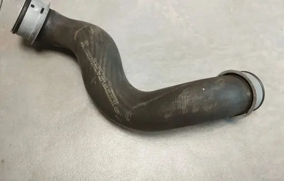 Mercedes-Benz CLS C218 X218 Engine coolant pipe/hose A2045011682