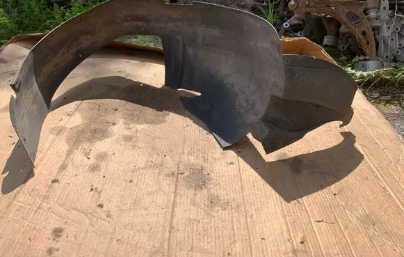 Front wheel arch liner splash guards