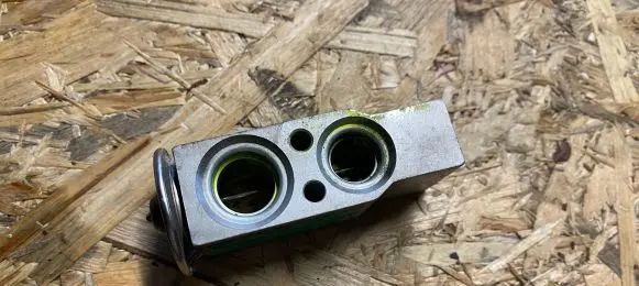 Opel Corsa D Air conditioning (A/C) expansion valve A31100600 5226666K