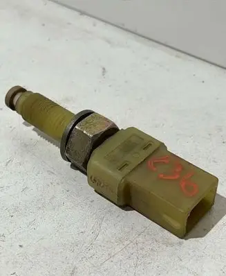 Audi A4 S4 B5 8D Brake pedal sensor switch 443945515