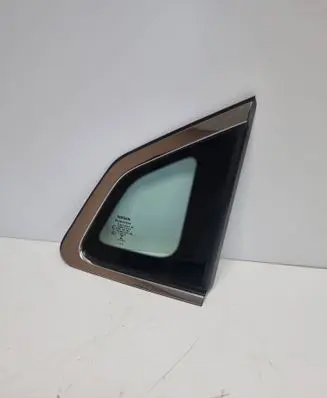 Nissan Qashqai Rear side window E000199