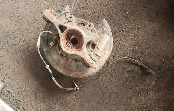 Land Rover Discovery 3 - LR3 Rear wheel hub