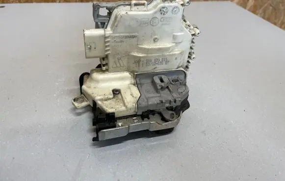 Audi A1 Rear door lock 8X0839015