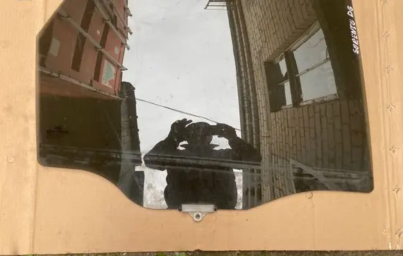 KIA Sorento Rear door window glass 43R000399 DOT748AS3M35