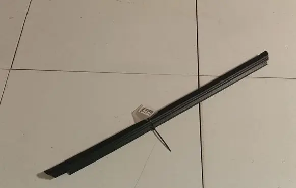 Volkswagen Polo IV 9N3 Front door glass trim molding 6Q4837472B