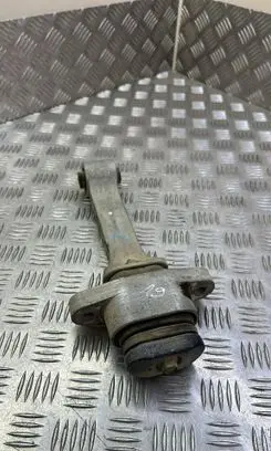 KIA Sorento Engine mount bracket