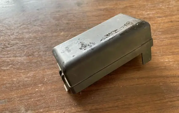 KIA Sorento Fuse box cover