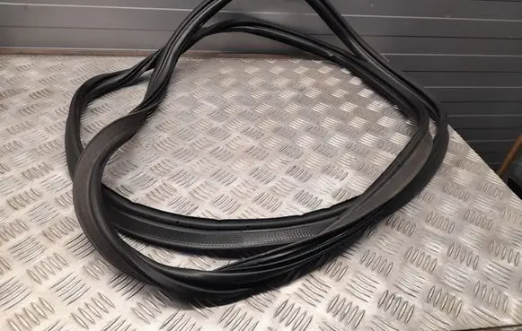 Alfa Romeo Stelvio Trunk rubber seal (body) 