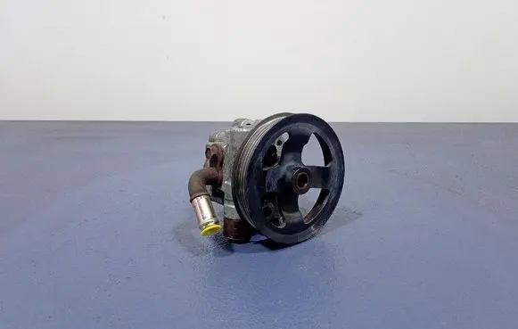 Toyota Corolla Verso E121 Power steering pump 
