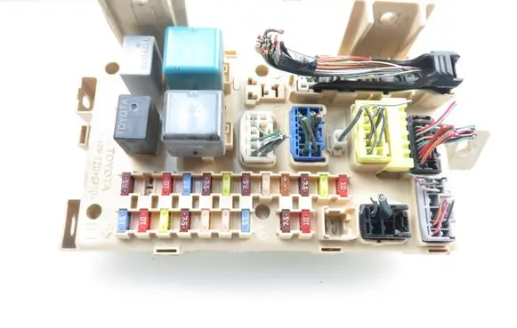 Toyota Avensis T250 Central body control module 82641CA030