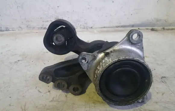 Honda CR-V Engine mount bracket