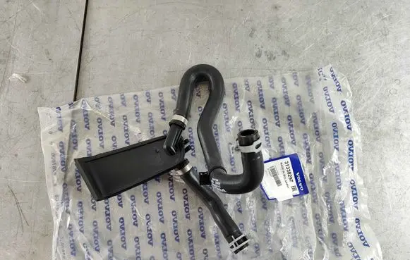 Volvo XC90 Engine coolant pipe/hose 31338297