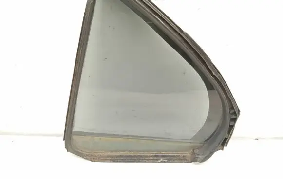 Mitsubishi Lancer VIII Rear vent window glass 43R00122