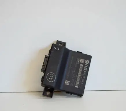 Audi A5 8T 8F Gateway control module 8R0907468A