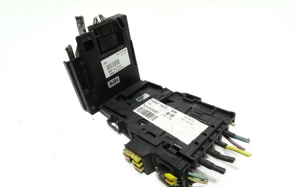 Peugeot 3008 I Fuse module 28236841 01797249 28257533