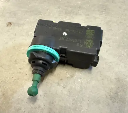 Volkswagen Golf V Headlight level adjustment motor 1J0941295F