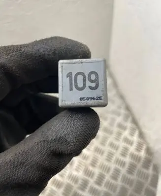 Volkswagen Transporter - Caravelle T5 Other relay 1J0906381A V23134B63X396