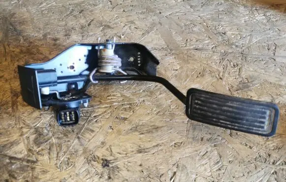 Accelerator throttle pedal
