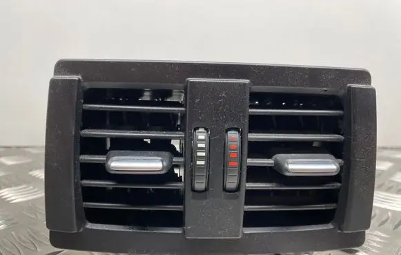 Rear air vent grill