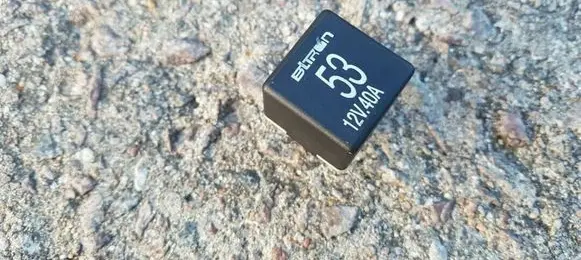 Volkswagen PASSAT B5 Other relay 141951253B