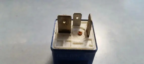 Volkswagen PASSAT B5.5 Other relay 8A0951253 899587