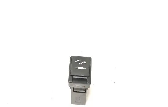 Toyota Avensis T270 USB socket connector 861900D030