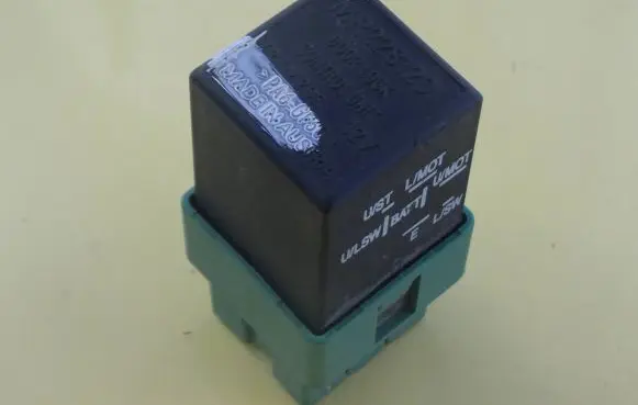 Mitsubishi Carisma Other relay MR228120 72TM202