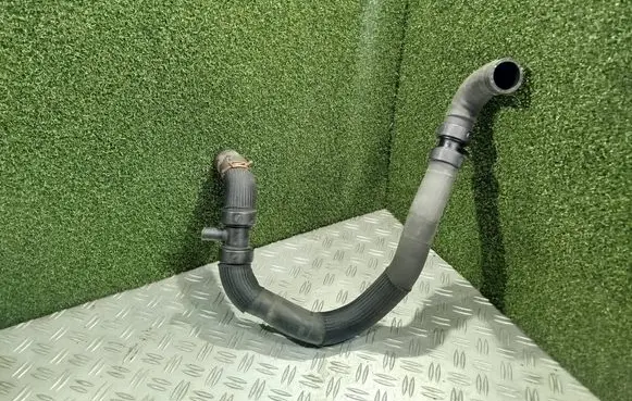 Engine coolant pipe/hose