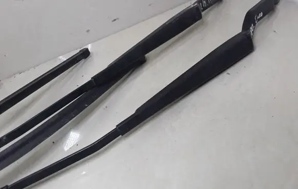 Front wiper blade arm