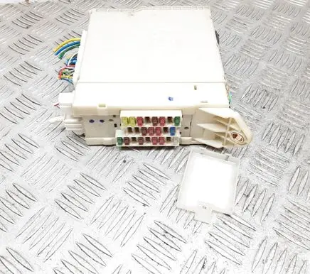 Lexus GS 300 350 430 450H Fuse module 8273030281 411230552