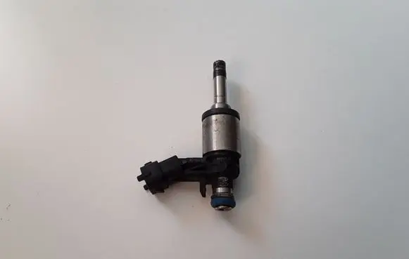 Hyundai Tucson TL Fuel injector 0261500100