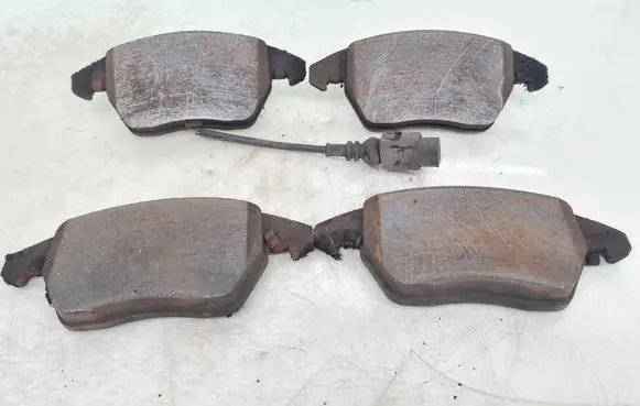 Volkswagen PASSAT B7 Brake pads (front) 