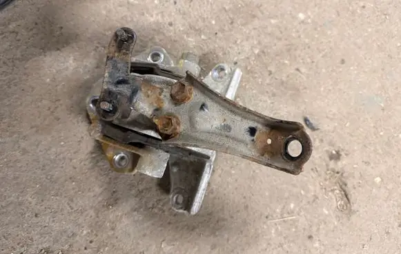 Suzuki SX4 S-Cross Engine mounting bracket 