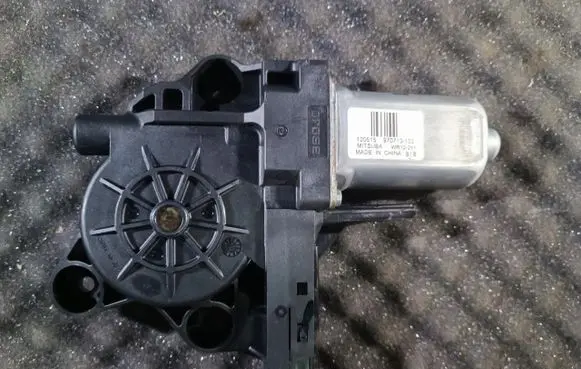 Volvo V70 Front door window regulator motor 970713-102