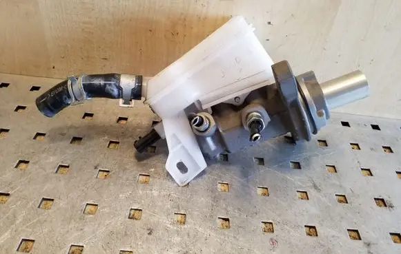 Nissan X-Trail T32 Master brake cylinder 97043852 0204824783 782045