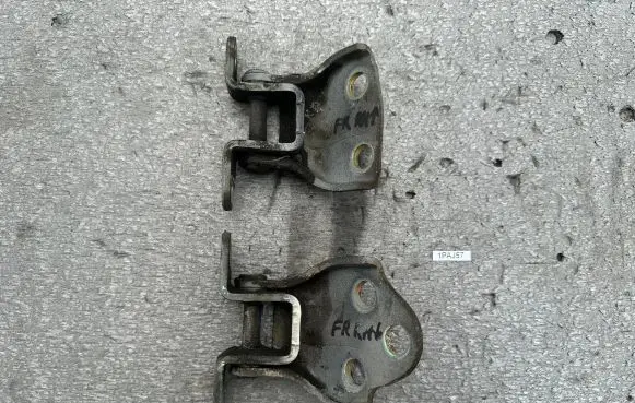 Mitsubishi Pajero Front door hinge set MB227224 MB227222