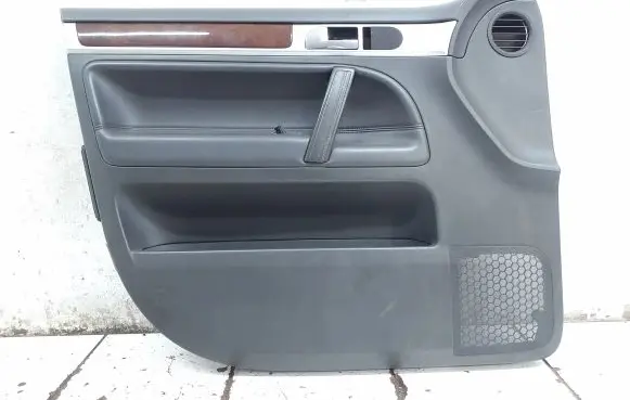 Volkswagen Touareg I Front door card panel trim 7L6867011