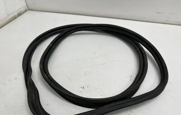 Trunk rubber seal (body)