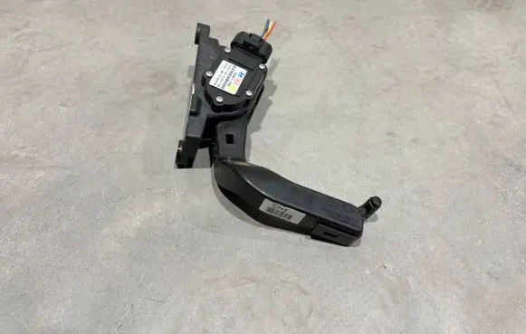 Accelerator throttle pedal